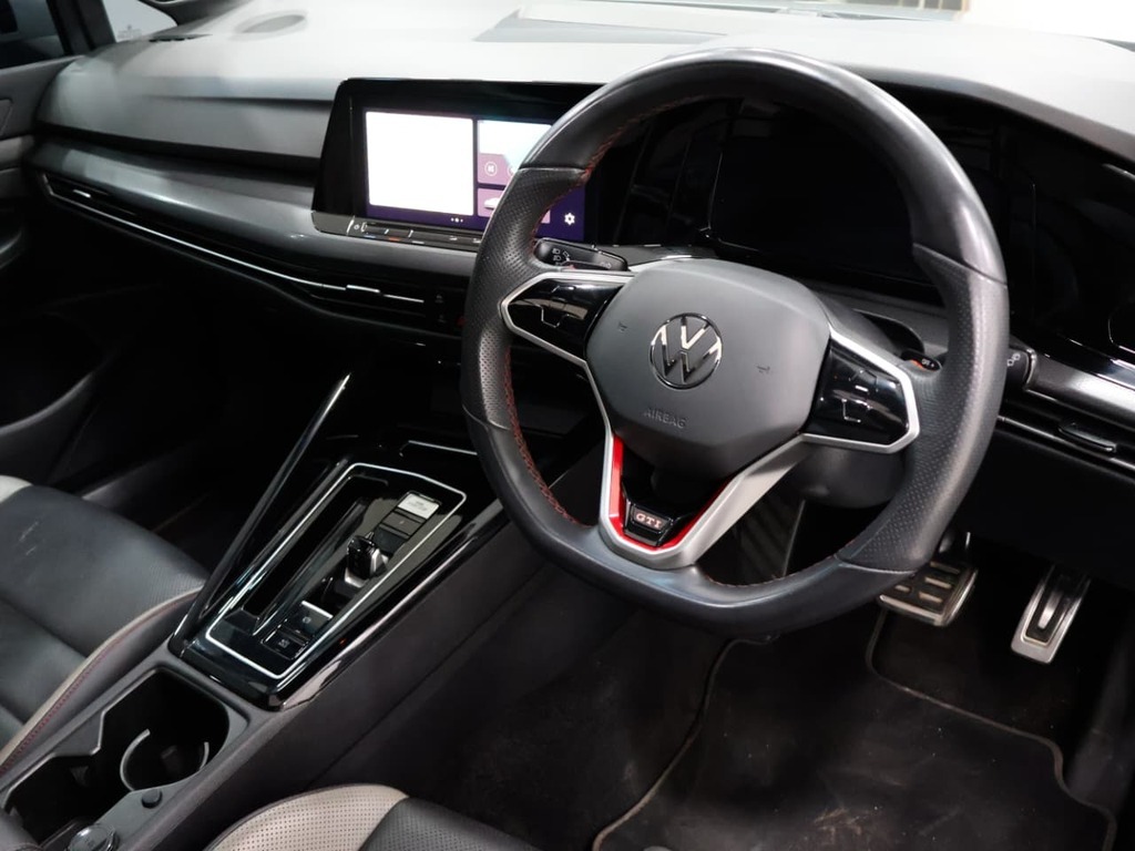 2023 Volkswagen Golf 8 GTi 2.0 TSI DSG view 5